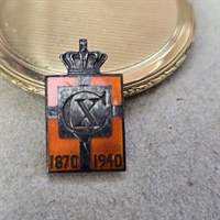 knaphuls-broche-kongemærke-rødt-sølvfarvet-Christian-X